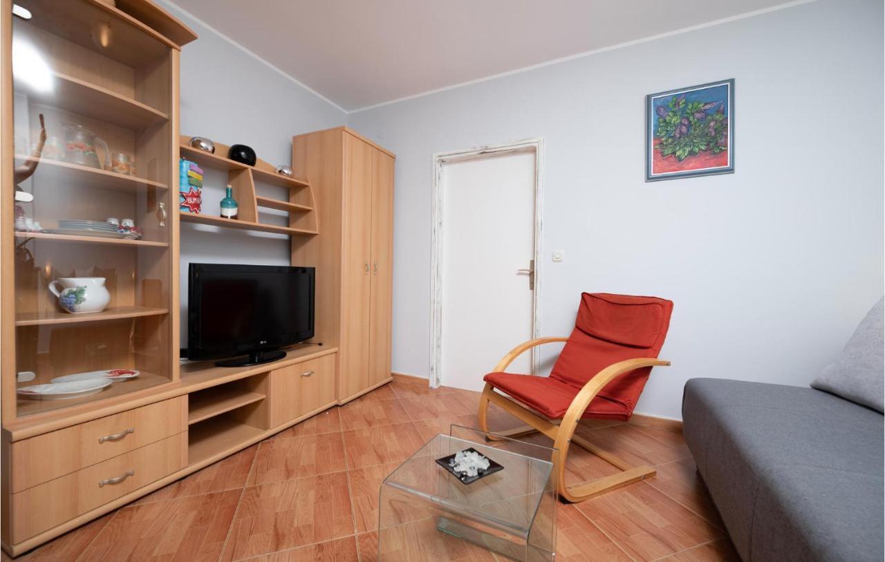 1 Bedroom Amazing Apartment In Peruški Kültér fotó