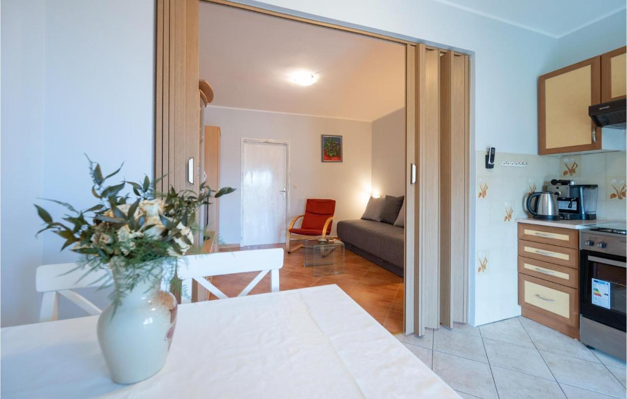 1 Bedroom Amazing Apartment In Peruški Kültér fotó