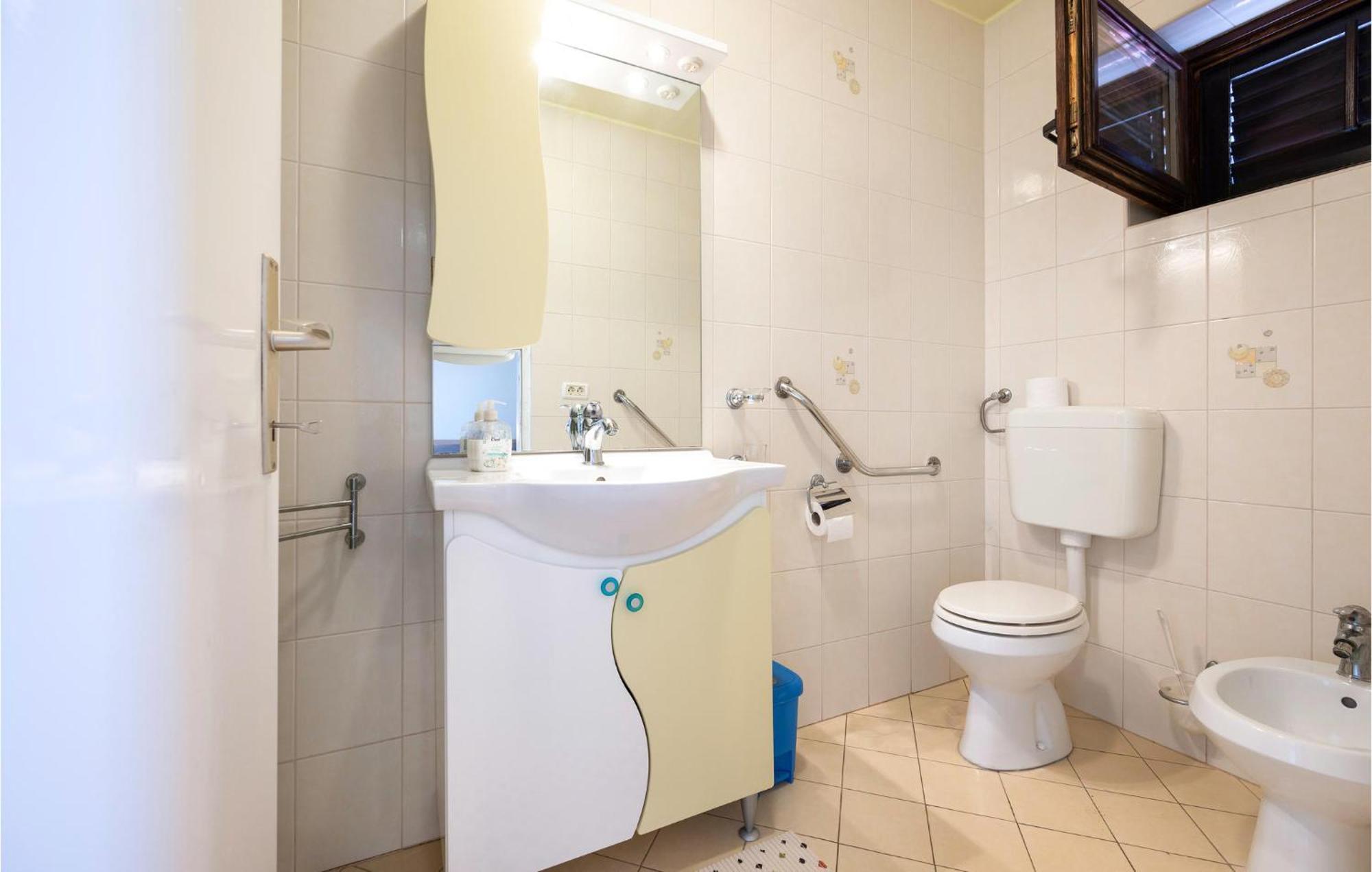 1 Bedroom Amazing Apartment In Peruški Kültér fotó