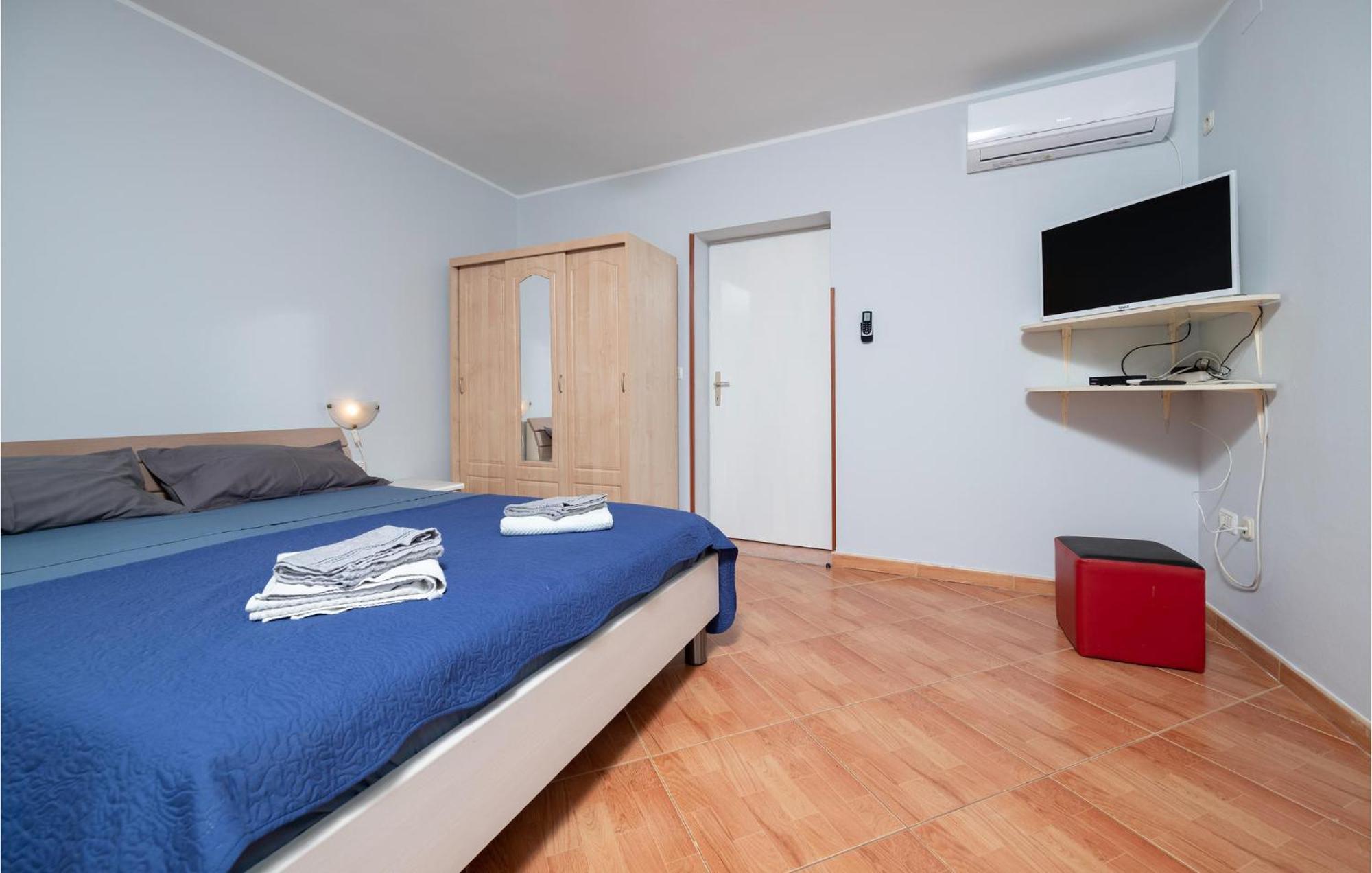 1 Bedroom Amazing Apartment In Peruški Kültér fotó
